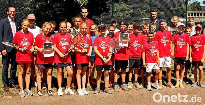 Die Schüler des Augustinus-Gymnasiums und der Lobkowitz-Realschule Neustadt stellen sich dem Bezirksfinale im Tennis. Bild: R. Kreuzer