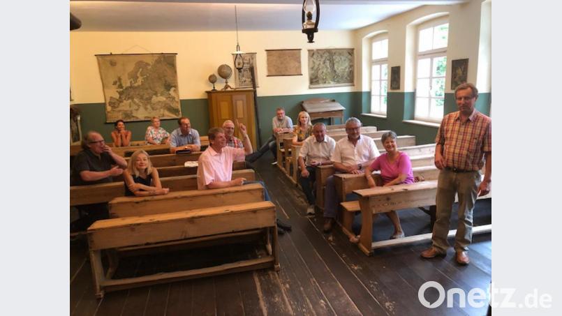 Die SPD-Kreisräte zu Besuch im Schulmuseum. Rechts dessen Leiter Herbert Übelacker. Bild: exb