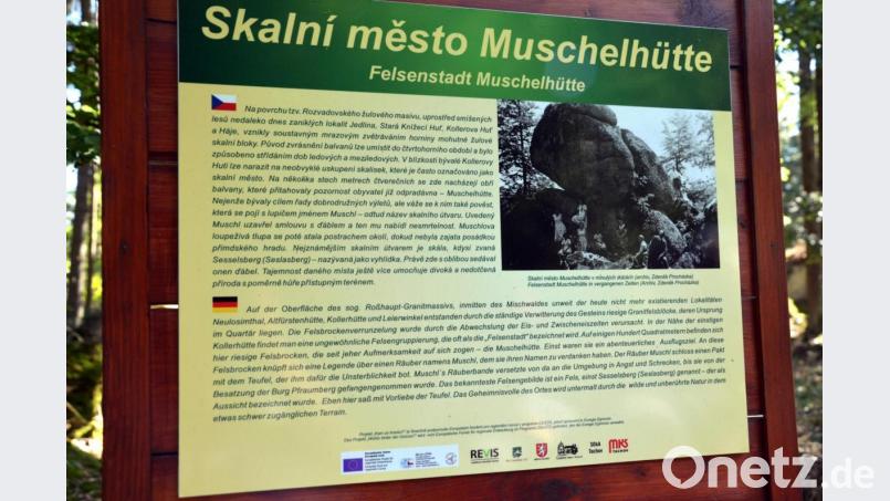 Auf Tschechisch und Deutsch informiert ein Hinweisschild über die Eigenheiten des kaum bekannten Roßhaupter Ortsteils. Bild: fjo