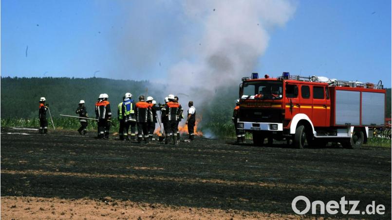 Auf dem trockenen Stroh konnten sich die Flammen schnell ausbreiten. Bild: gf