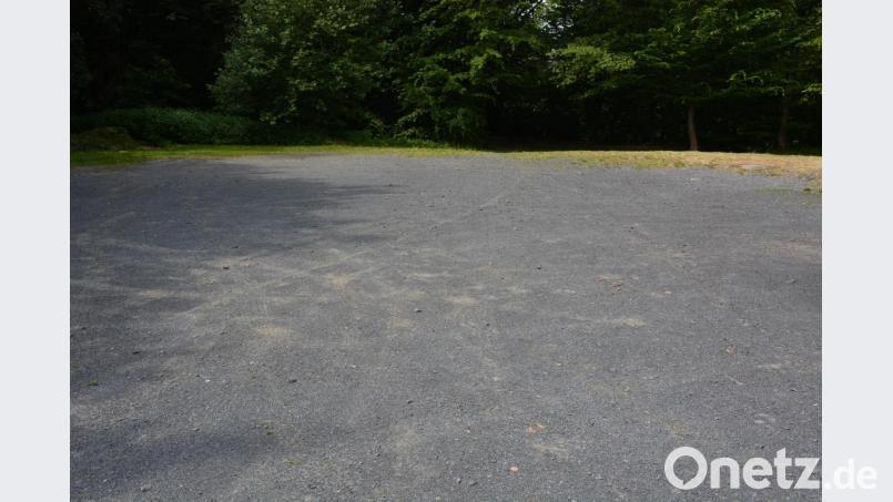Der Parkplatz erhält eine asphaltierte Zufahrt und rund 20 Stellflächen auf einer wassergebundenen Decke. Bild: jr