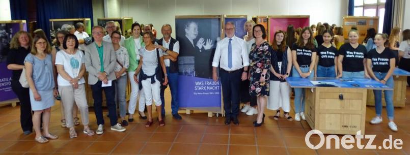 Die interaktive Ausstellung zu Elly Heuss-Knapp zeigt den Weg an der Seite des ersten Bundespräsidenten Theodor Heuss durch fünf Epochen deutscher Geschichte, die am Elly-Heuss-Gymnasium anlässlich des 50-Jährigen der Namensgebung bis zum 16. Juli auch für die Öffentlichkeit zu sehen ist. Bild: Dobmeier