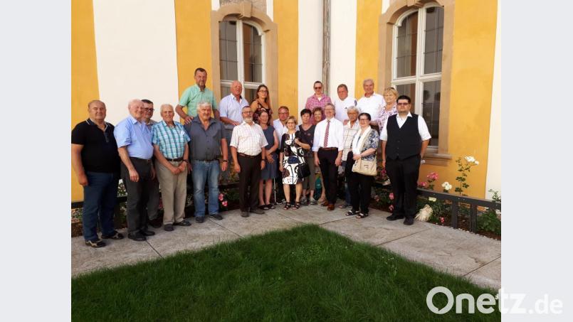 Den langjährigen Verdi-Mitgliedern danken die Bezirksgeschäftsführer Alexander Gröbner (vordere Reihe, Vierter von rechts) und Manuela Dietz (obere Reihe, Vierte von links) sowie Ortsvereinsvorsitzender Thomas Beitz (rechts). Bild: rn