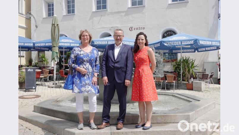 Barbara Maisch (links), Vorsitzende des Lions-Hilfswerks Sulzbach-Rosenberger Adventskalender, Lions-Präsident Jörg Melchner und Christina Neiß vom Kinderpalliativteam Ostbayern freuen sich, dass sie todkranken Kindern noch mehr letzte Wünsche erfüllen können. Bild: gac