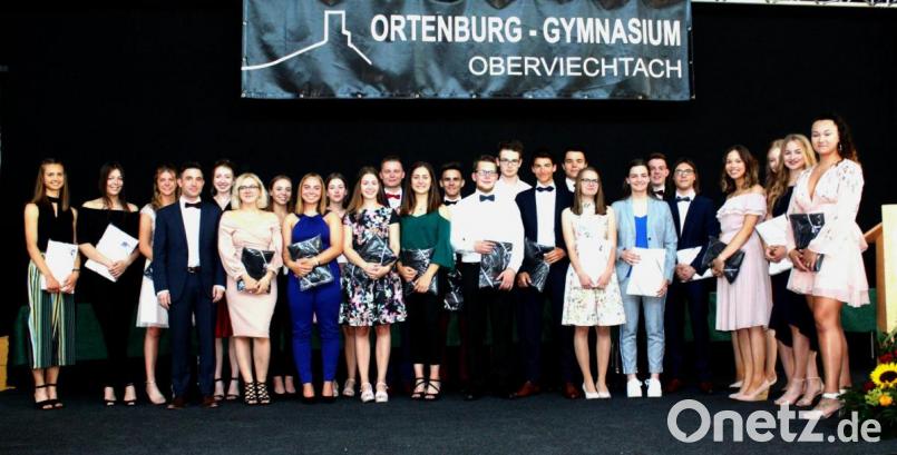 Unter anderem in Musik, Theater und Sport haben sich die OGO-Absolventen eingesetzt. Für ihre außerunterrichtlichen Aktivitäten erhielten 25 Abiturienten ein Präsent des Elternbeirats. Bild: lg