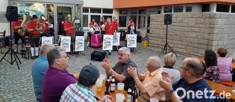 Das Gesangsduo Brigitte Beer und Harald Faltenbacher überzeugte mit ihren Stimmen bei der ersten Serenade am Rathausplatz. Bild: mef