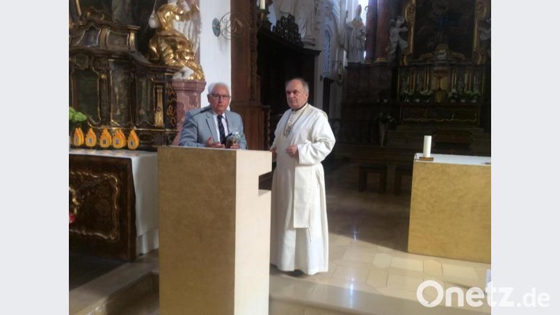 Fördervereinsvorsitzender Georg Girisch begrüßt als Ehrengast Abt Filip Zdenek Lobkovicz vom Stift Tepl. Girisch hielt jetzt seine letzte Ansprache am Speinsharttag, weil er die Führung abgeben will. Bild: sne