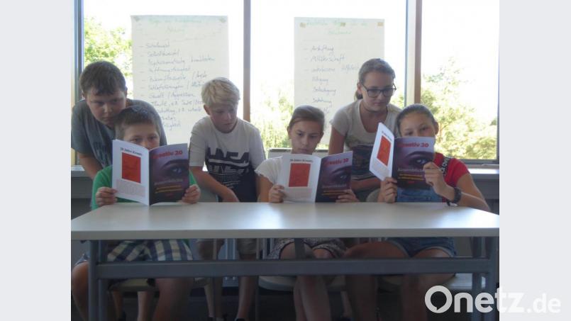Schüler des Stiftland-Gymnasiums blättern schon in der Literaturzeitschrift &quot;Kreativ&quot;. Bild: exb