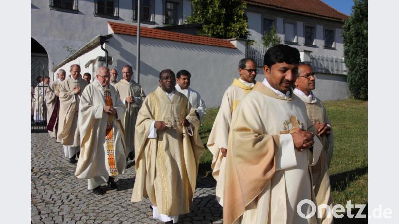 Feierlicher Einzug der Priester des Dekanats in die Wondreber Pfarrkirche. Bild: kro