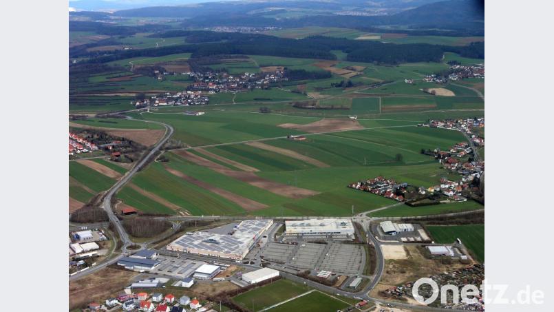 Die große freie Fläche zwischen B85 und AM30 soll mit einem Premium-Autohaus bebaut werden. Der Kümmersbrucker Gemeinderat hat dem Ansinnen jetzt mit 24:0 Stimmen eine Abfuhr erteilt. Luftbild: Georgi