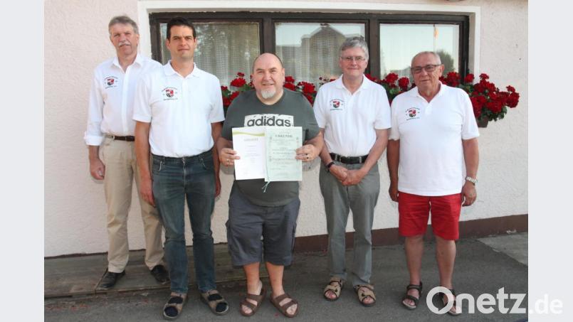 Wolfgang Piehler (Mitte) freut sich über die Auszeichnung durch Robert Götz, Rainer Lang, Claus Zille und Heinrich Stern (von links). Bild: pi