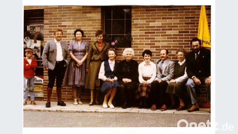 Dieses Foto aus den Anfangstagen des GOV zeigt die Mitglieder der ersten Vorstandschaft. Damals führten (von links) Vorsitzender
Albert Dietl, Meta Bösl, Schriftführerin Annemarie Ungethüm, Therese Weig, Erna Reger, Eva Kramer, stellvertretender Vorsitzender Georg Lausch, Lotte Fleischmann und Kassier Karl Balk die Geschicke des Vereins. Die Damen fungierten als Beisitzer. Bild: bej