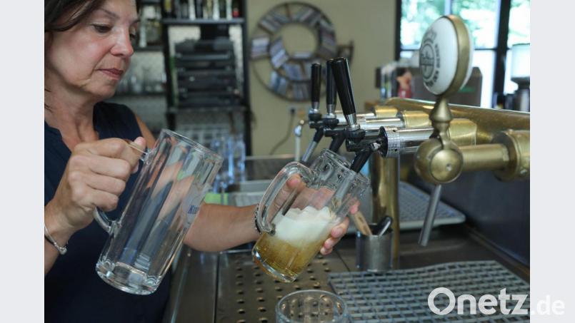 Für die Öffnung am Sonntag fehlt Claudia Lepiors das bewährte Personal. Die Kräfte, die schon von Anfang an bei ihr sind, wollen sonntags nicht mehr ran. Dafür hat die Wirtin der "Kleinen Freiheit" auch Verständnis. Bild: Wolfgang Steinbacher