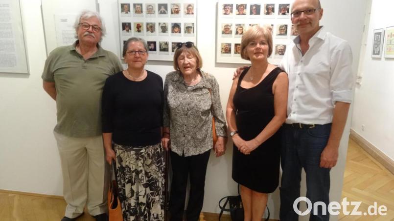 Die Familie Eugen Okers war zur Ausstellungseröffnung gekommen. Von rechts Sohn Max Bauernschmidt, geb. Gebhardt, mit Frau Sabine, die Schwestern Johanna Augustin und Waltraud Luber mit Ehemann Richard. Bild: hka