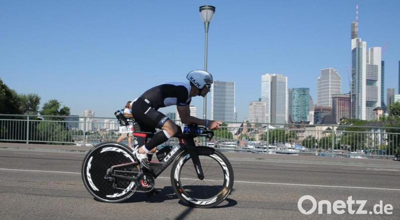 Lothar Richthammer beim Ironman Frankfurt vor der Skyline der Bankenstadt Bild: Finisher-Pix