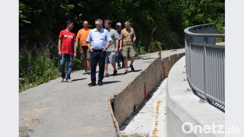 Noch verläuft im Bereich der Fahrbahn ein ein Meter breiter Graben. Bis zur Fertigstellung der Fahrbahn muss die Straße gesperrt bleiben. Bild: bnr