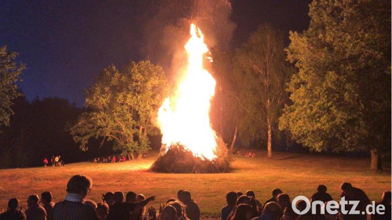 Einen sommerlichen Abend am Johannisfeuer der Kolpingsfamilie verbrachten zahlreiche Gäste. Bild: gz