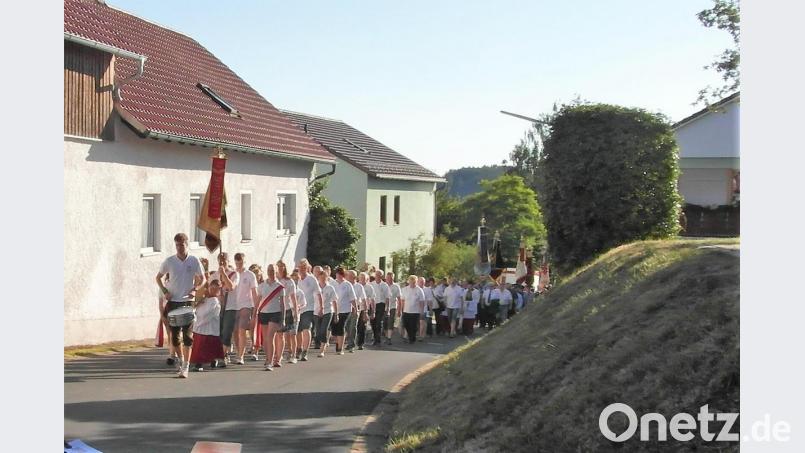 Die Vereine ziehen vom Dorfplatz zur Ulrichskapelle, wo Pfarrer Heribert Stretz den Gottesdienst zum Patrozinium zelebriert. Bild: hl