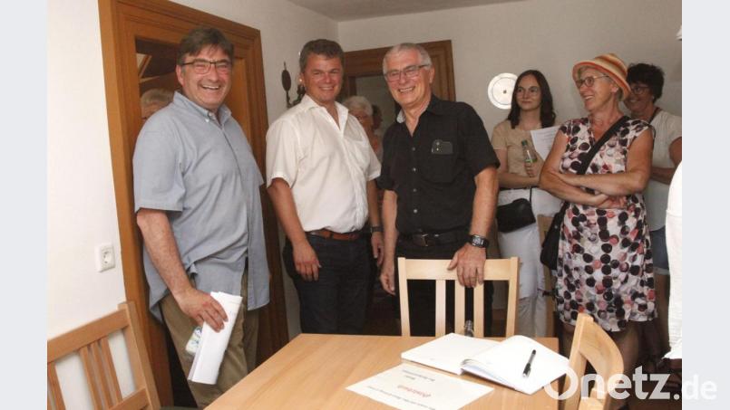 Der Vizepräsident der Bayerischen Architektenkammer, Karlheinz Beer (links), Bürgermeister Martin Birner und Architekt Michael Steidl (von links) waren begeistert, was aus dem alten Dreiseithof in Mitterauerbach geworden ist. Bild: Hirsch