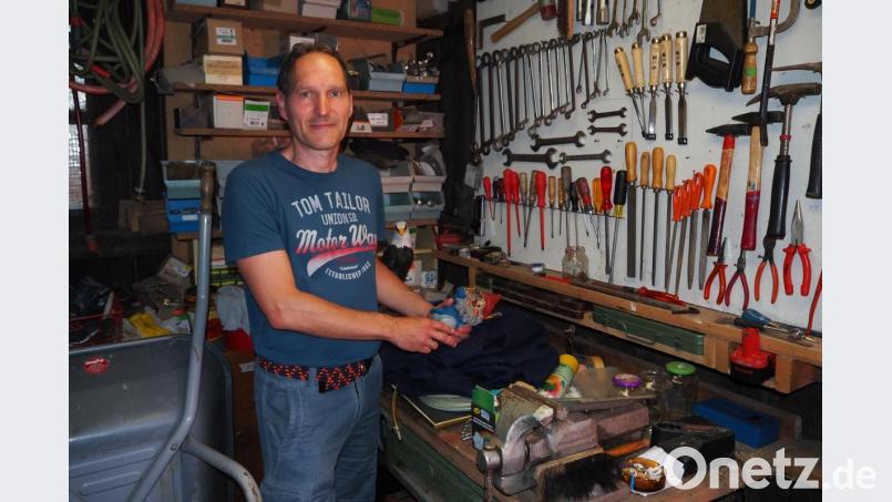Auf dem Spielplatz geht oft mal etwas kaputt. Diesmal hält Thomas Schlosser den abgebrochenen Zwerg in Händen, der die Spendensäule bewachen sollte. Gut dass es im hinteren Teil des Geländes eine eigene Werkstatt gibt. Bild: bl