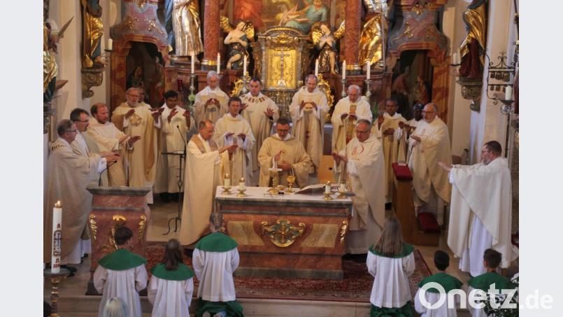 19 Priester feierten in Wondreb den Gottesdienst. Vorne (von links) am Altar Dr. Christian Hartl, Dekan Thomas Vogl und Regionaldekan Georg Flierl. Bild: kro