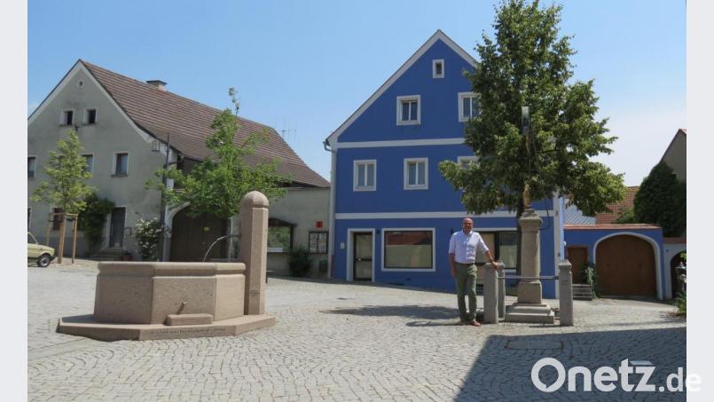 Bürgermeister Maximilian Beer blickt zufrieden über das Marktplatzensemble, das bereits im Jahre 2010 mit Hilfe von Städtebaufördermitteln in den jetzigen Zustand aufgewertet wurde. Er freut sich auch über zunehmende Privatinitiativen wie über das sanierte Zimmermann/Pröm-Anwesen (rechts). Bild: kö