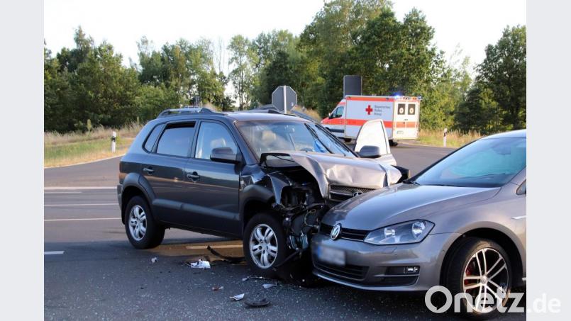 Der Hyundai und der Golf sind nach dem Unfall Totalschaden. Bild: jma