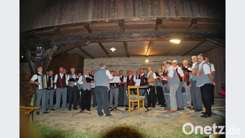 Den Abschluss bildete der gemeinsame Auftritt der Männerchöre aus Bärnau und Neualbenreuth Bild: enz