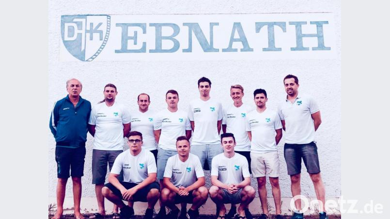 Die DJK Ebnath bereitet sich wieder auf die neue Saison vor: (stehend von links) Vorsitzender Robert Söllner, Matthias Küffner, Achim Plannerer, Flo Hawaranek, Luca König, Sebastian Riedl, Daniel Walther, Trainer Markus Sebald sowie (vorne von links) Pascal Ponnath, Dominik Plannerer und Marco Serfling. Es fehlt Elias Daubner. Bild: soj