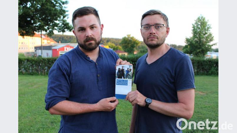 SPD-Chef Sebastian Dippold (links) und Stellvertreter Martin Filchner füllen den Mitgliedsantrag für den Förderverein der Gedenkstätte Flossenbürg aus. Bild: exb