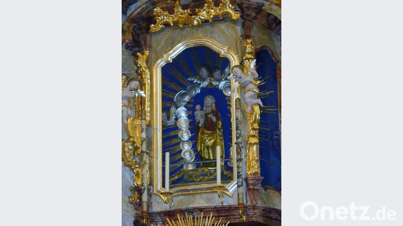 Das Gnadenbild der Anna Selbtritt am Hochaltar der Mutter-Anna- Kirche. Seit über 300 Jahren kommen die Pilger mit ihren Anliegen und Fürbitten zu ihr. Archivbild: cr