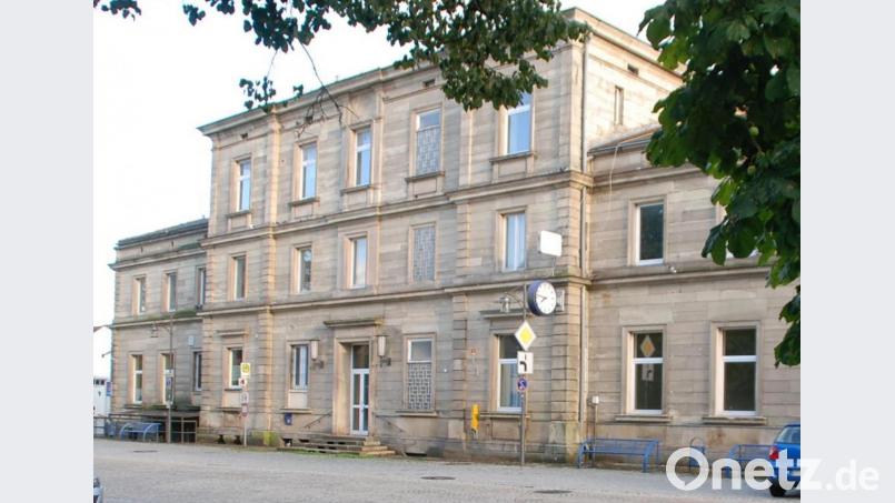 Ziehen Teile des Landratsamtes ins Bahnhofsgebäude ein? Gespräche vor Ort könnten die Behördenvertreter vom Gebäude überzeugen. Bild: ak