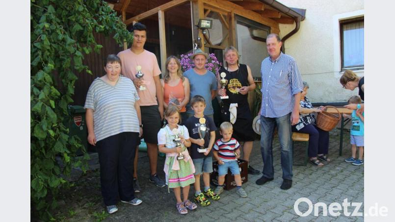 Die Eigentümer der siegreichen Groß- und Zwerghähne mit Vorsitzendem Fabian Bräutigam (rechts). Bild: ds