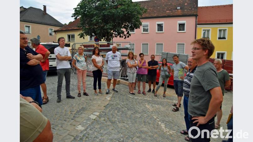 Baubiologe Stefan Thar (rechts) erklärt der FWU seine Arbeitsweise bei der Sanierung der vom Verfall bedrohten Metzgerei Renner. Bild: Andreas Royer