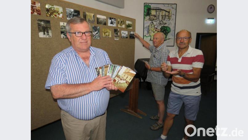 „Fronleichnam vor 50 Jahren“ lautet das Thema, das sich Werner Robl (links, mit zwei Freunden und Helfern vom Männergesangsverein) für seine neue Ausstellung ausgesucht hat. Zusätzlich gibt es 200 alte Ansichten von Wiesau. Eröffnet wird die Präsentation im Rathaus am 8. Juli mit einer Vernissage. Bild: ubb