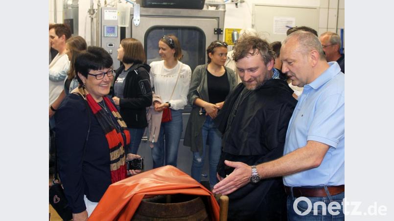 „O’zapft is“ Auch wenn aus dem Fass, das Barnabas anzapfte, nur Wasser sprudelte, freut sich die Flossenbürger CSU-Vorsitzende Christina Rosner, Bruder Barnabas alias Markus Pentner und der Flosser Bürgermeister-Kandidat Armin Betz (von links) über einen gelungenen Freundschaftsabend. Bild: lst