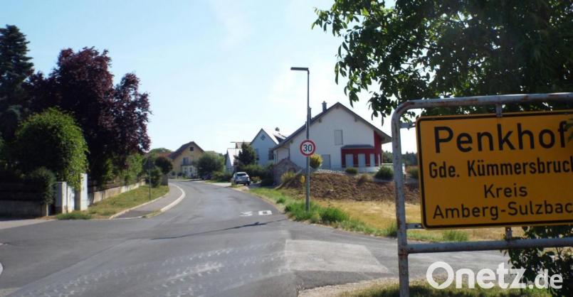 Die Ortseinfahrt von Penkhof aus Richtung Lengenfeld: Durch den Kümmersbrucker Ortsteil fahren viele Verkehrsteilnehmer, weil die Route eine kurze Verbindung zur B 85 (Haidweiher) ist. Bild: e