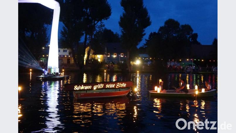 &quot;Schönsee grüßt seine Gäste&quot; - Am 28. Juli dreht beim 50. Seefest der Kahn seine Runden am Hahnenweiher. Bild: mmj