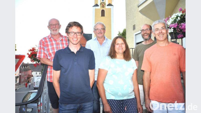 Jochen Hartinger, Daniela Kick und Korbinian Schönberger (vorne, von rechts) führen als drei gleichberechtigte Vorsitzende die BN-Ortsgruppe Tännesberg. Als Beisitzer arbeiten Wolfgang Nicklas senior, Toni Wolf und Wolfgang Nicklas junior (hintere Reihe, von links) mit. Bild: es