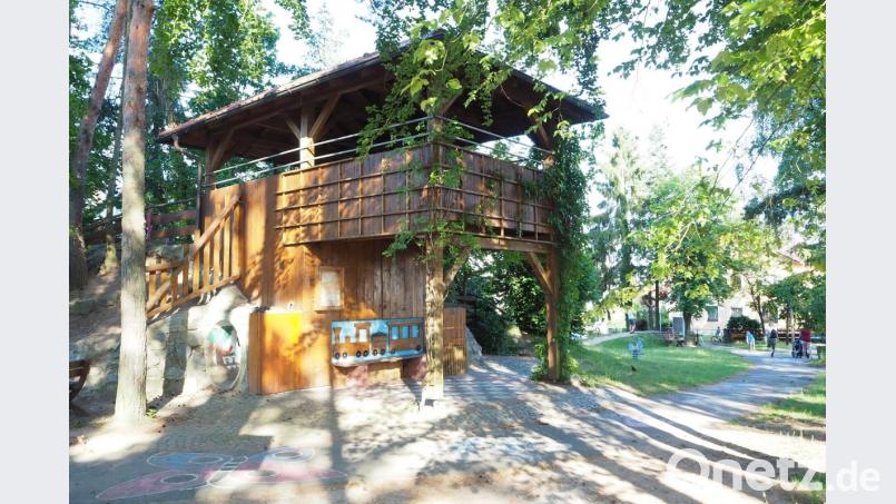 Auch diese hölzerne Burg steht schon lange und hat in ihrem Dasein viele kleine Ritter und Burgfräulein gesehen. Bild: bl