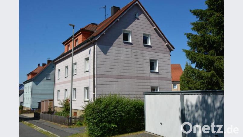 Eine Studie hat ergeben, dass die Sanierung dieser städtischen Häuser in Pleußen nicht wirtschaftlich wäre. Das rechte Gebäude steht bereits seit einiger Zeit leer. Bild: jr