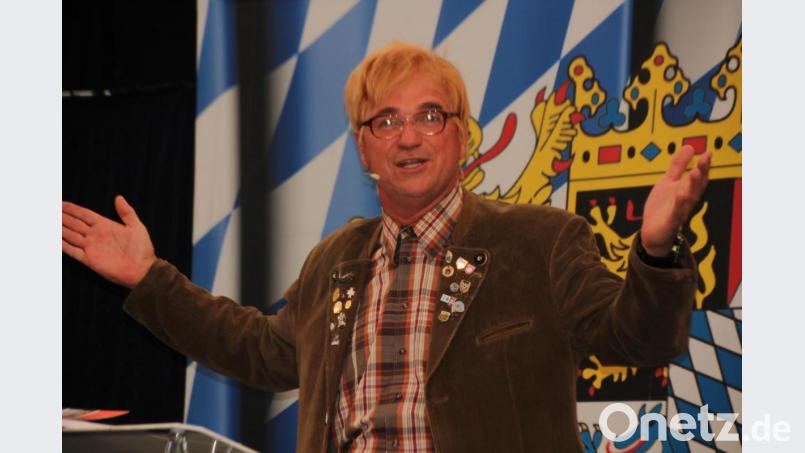 Als Schorsch Scheberl, der Vorsitzender von 30 Vereinen ist, gibt Wolfgang Krebs Ratschläge an die Plößberger Feuerwehr. Bild: kro