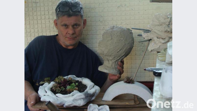Fritz Möhwald inmitten seiner Betonarbeiten. Der 54-Jährige fertigt am liebsten abstrakte Formen, dies „aber leider zu selten“, wie er selbst sagt. Bild: privat