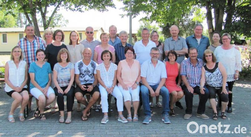 26 ehemalige Schüler des Einschulungsjahrgangs 1969 kommen zum Klassentreffen im VfB-Sportheim. Bild: sei