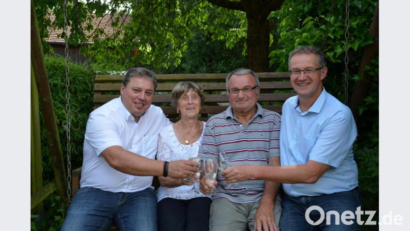 Annemarie und Karl Held feierten Goldene Hochzeit. Die Schwarzacher Bürgermeister Hans Gradl (links) und Franz Grabinger (rechts) gratulierten namens der Gemeinde Schwarzach. Bild: ga