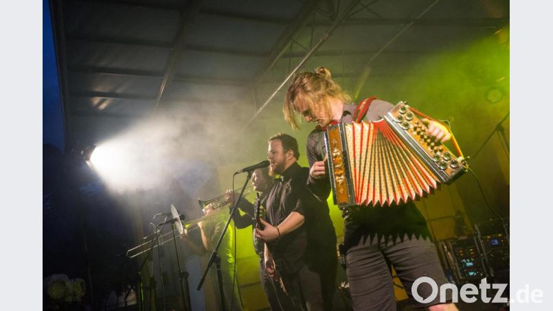 &quot;Gnackwatschn&quot; aus Österreich spielen am Sonntag in Waldsassen beim Bürgerfest auf der Bühne vor der Basilika. Bild: joz