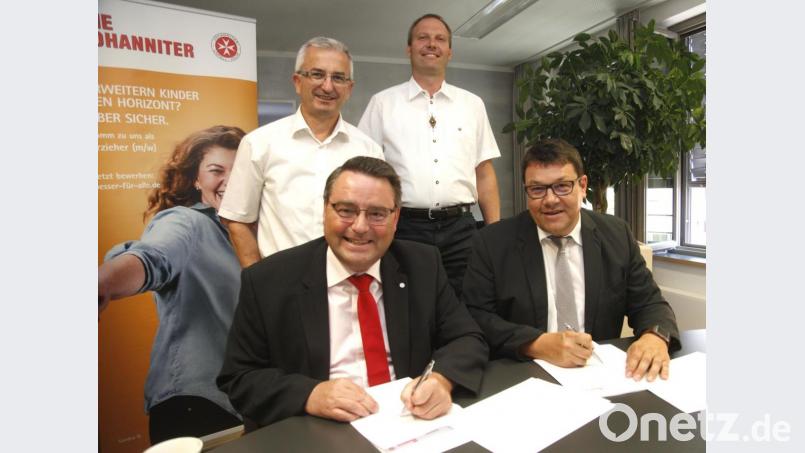 Bürgermeister Thomas Falter (rechts) und Johanniter-Regionalvorstand Martin Steinkirchner (links) unterzeichneten den Kooperationsvertrag für die neue Kinderbetreuungseinrichtung. Stehend die Vertreter der Kämmerei. Bild: Hirsch