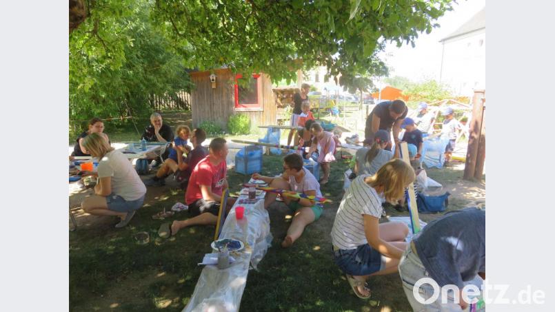 Toll gestaltete Zaunpfähle und -Latten entstanden beim gemeinsamen Malen von Eltern und Kindern im Kindergarten Arche Noah. Bild: adj