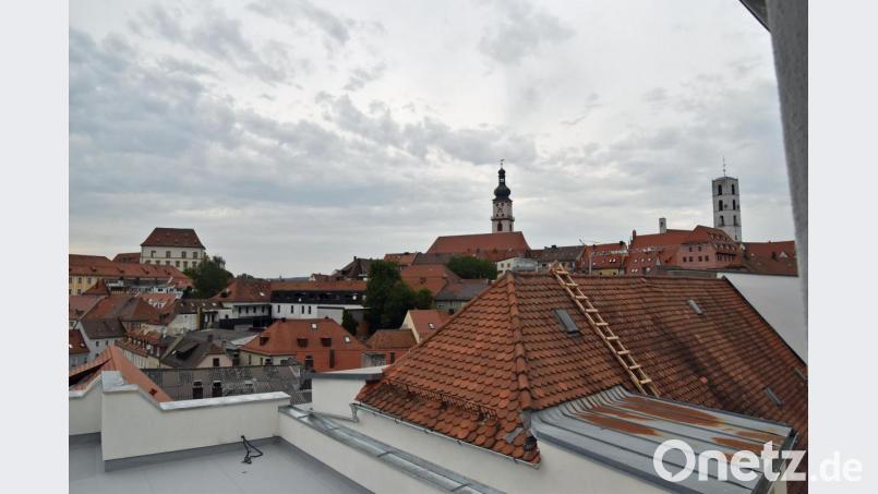 Von der Terrasse überblickt man die Dächer der Altstadt. Bild: Andreas Royer