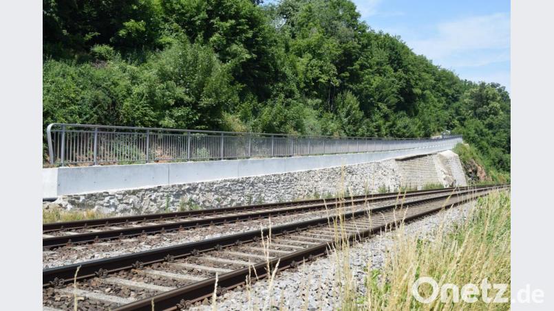 Nach einjähriger Bauzeit ist die Sanierung der Stützmauer am Kellerweg in Untersteinbach abgeschlossen. Bild: bnr